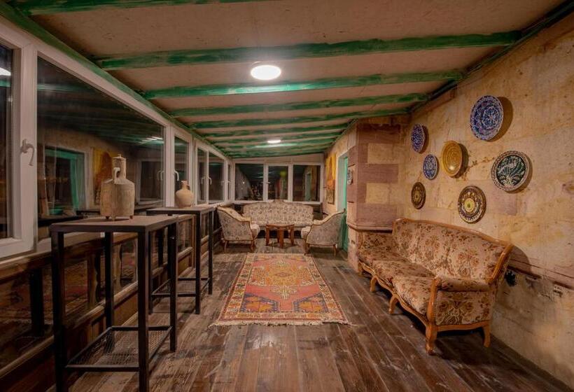 패밀리 룸, Kemal Stone House