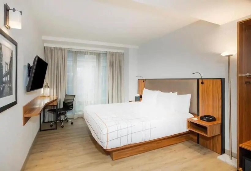 اتاق استاندارد با تخت بزرگ برای معلولان, La Quinta by Wyndham Time Square South
