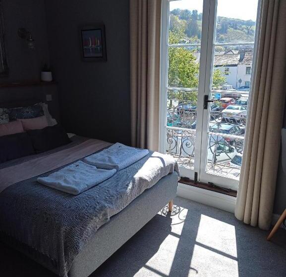 اتاق استاندارد با بالکن, Millpool House