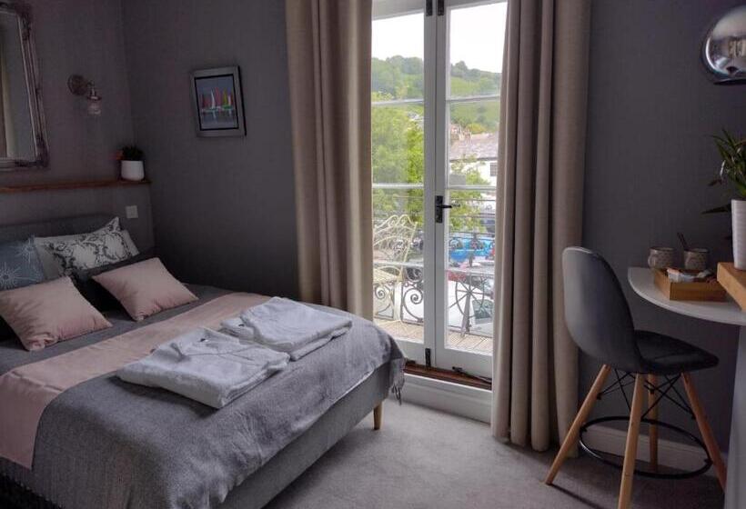 اتاق استاندارد با بالکن, Millpool House