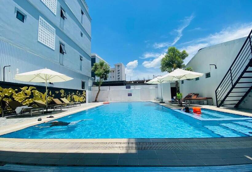 اتاق استاندارد چهارنفره با بالکن, Orchid Riverside Villa