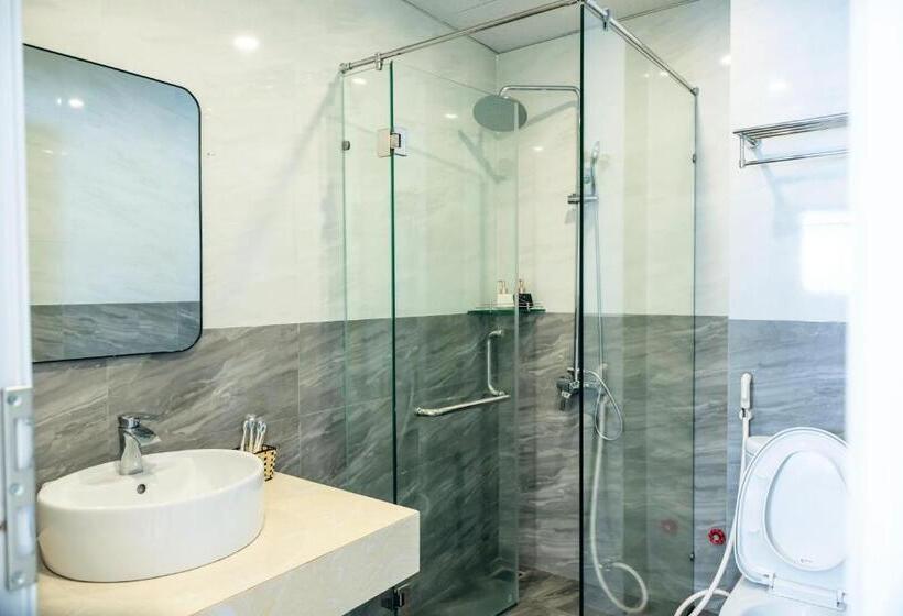 اتاق استاندارد چهارنفره با بالکن, Orchid Riverside Villa