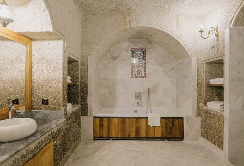 غرفة قياسية رباعية, Lunar Cappadocia