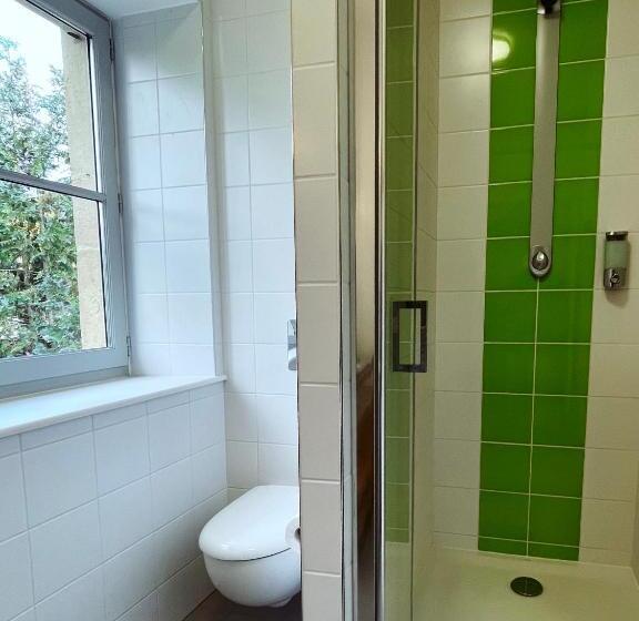 غرفة عائلية, La Maison Verneuil