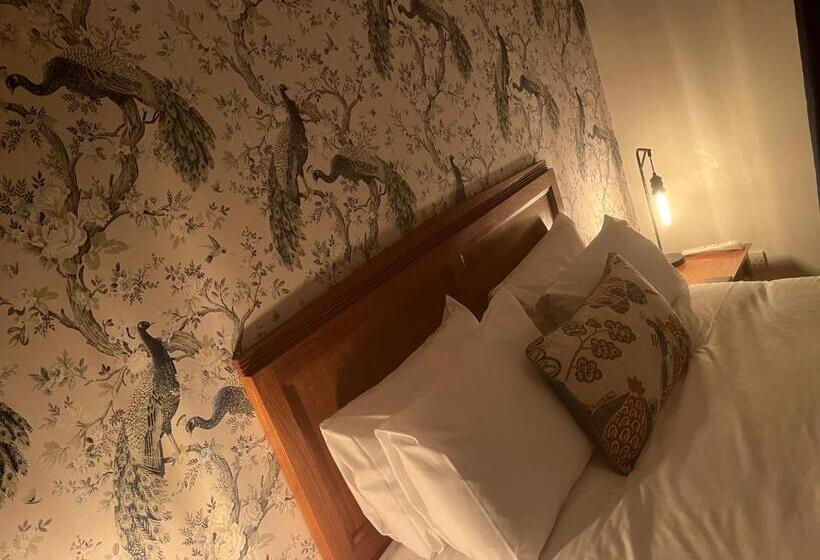 اتاق استاندارد با تخت بزرگ, The Bull