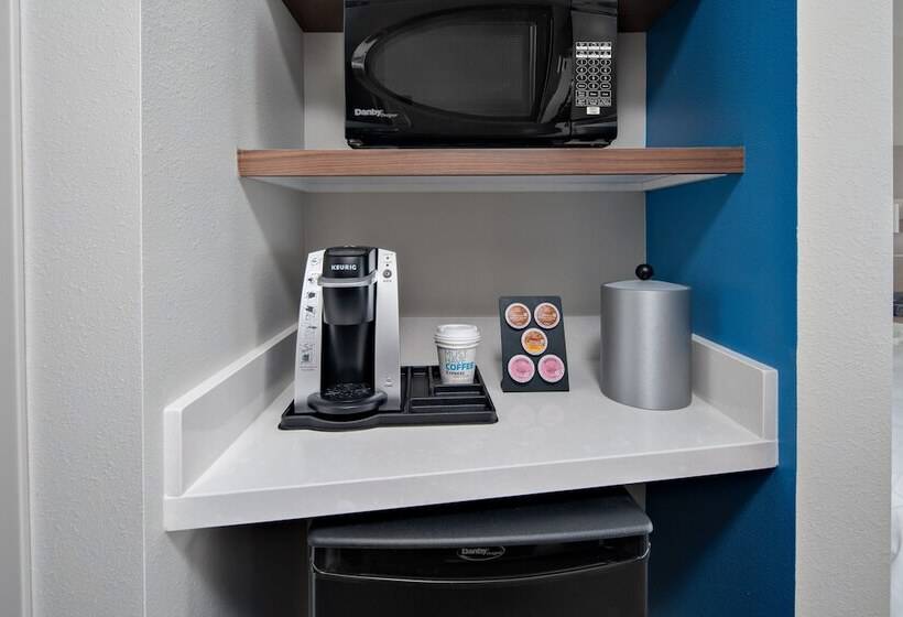 جناح, Holiday Inn Express & Suites   Elkhorn   Lake Geneva Area, An Ihg