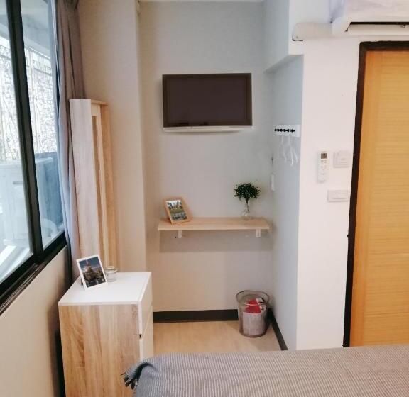اتاق استاندارد با سرویس بهداشتی مشترک, White House Hostel