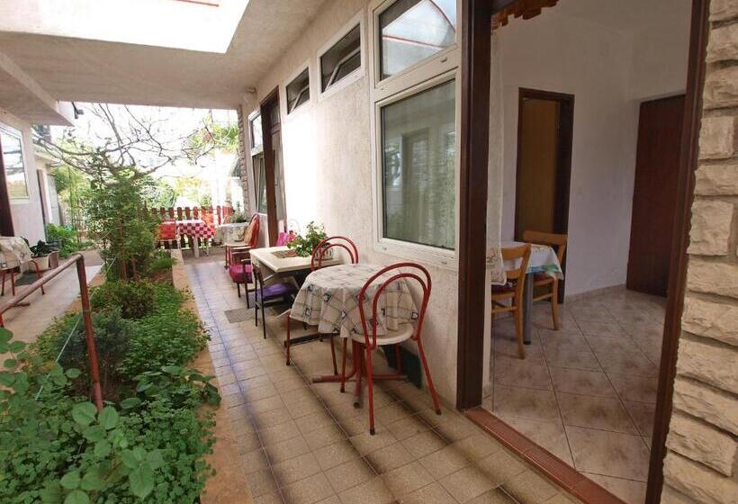 스탠다드 스튜디오, Apartment Ana 1068