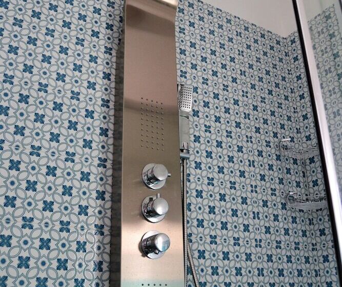 חדר פרמיום לשלושה, Puteoli House