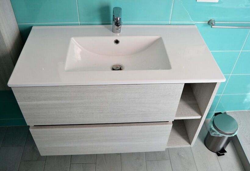 חדר פרמיום לשלושה, Puteoli House