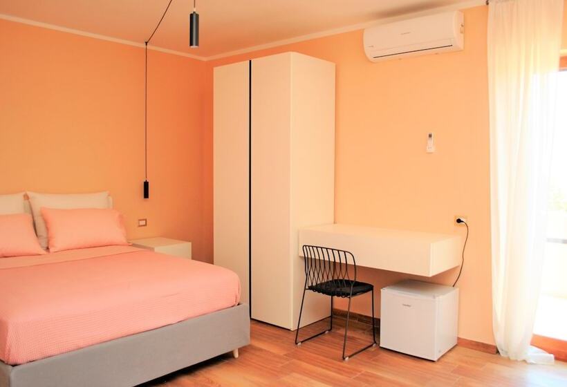 חדר פרמיום לשלושה, Puteoli House