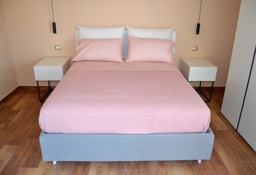 חדר פרמיום לשלושה, Puteoli House