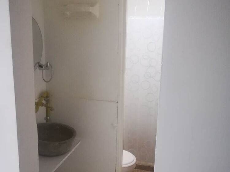 חדר משפחתי, Cacica Hostel