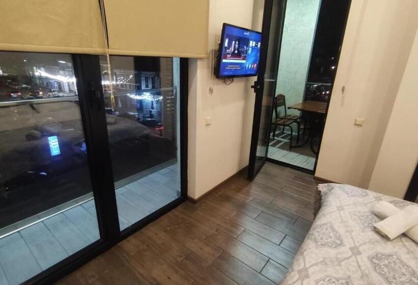 اتاق لوکس با بالکن, Batum