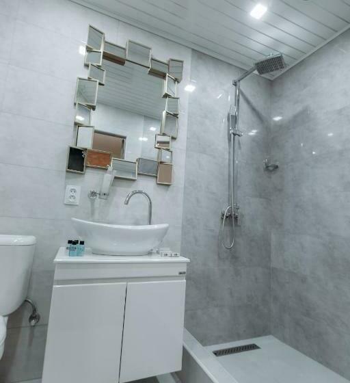 디럭스 패밀리 룸, Castle Family