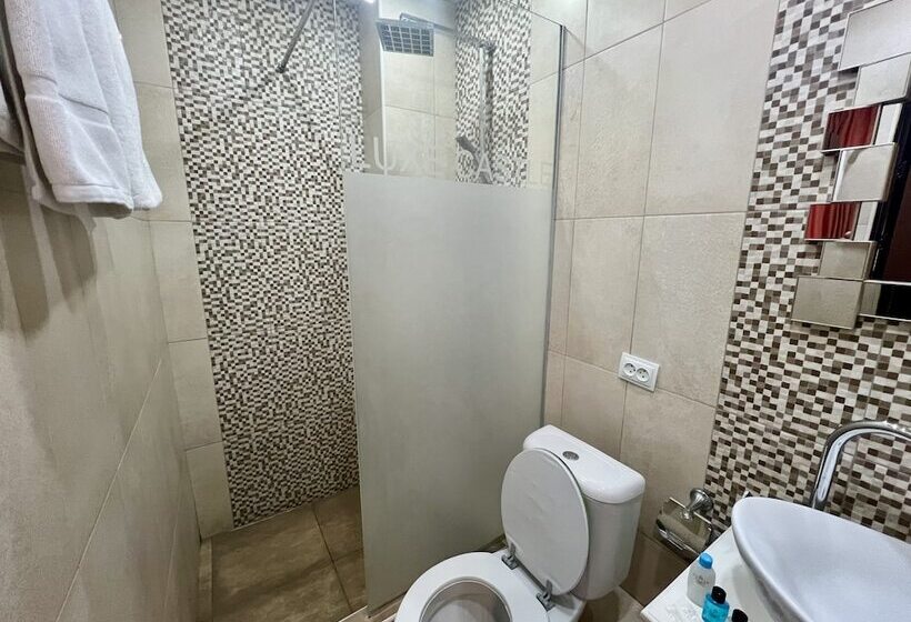 스탠다드 룸, Castle Family