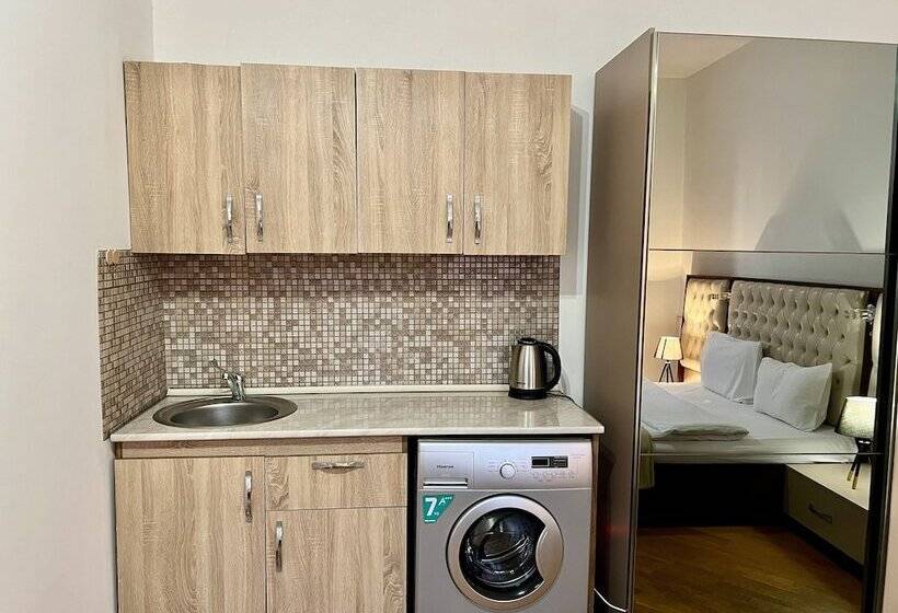 스탠다드 룸, Castle Family