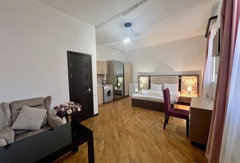 스탠다드 룸, Castle Family