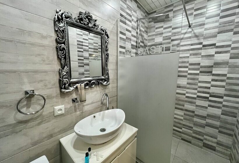 디럭스 룸, Castle Family