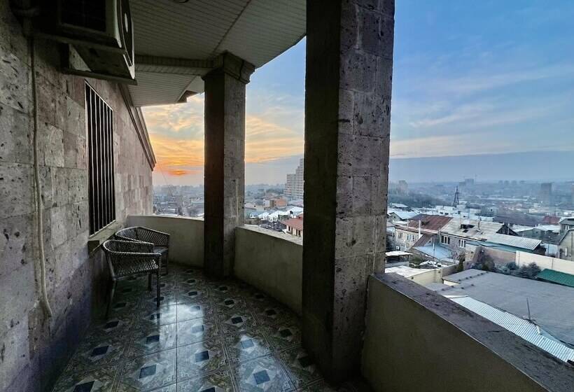 디럭스 룸, Castle Family