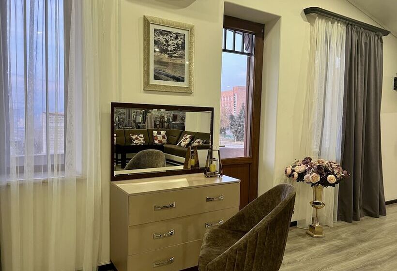 디럭스 룸, Castle Family