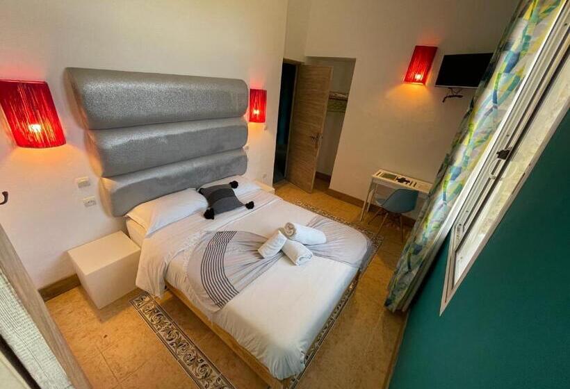 اتاق استاندارد, Mama Souiri