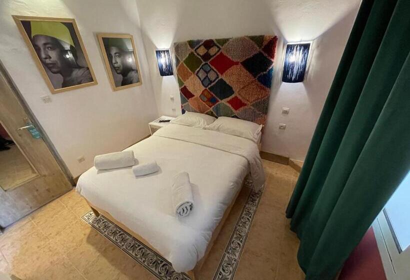 اتاق استاندارد, Mama Souiri