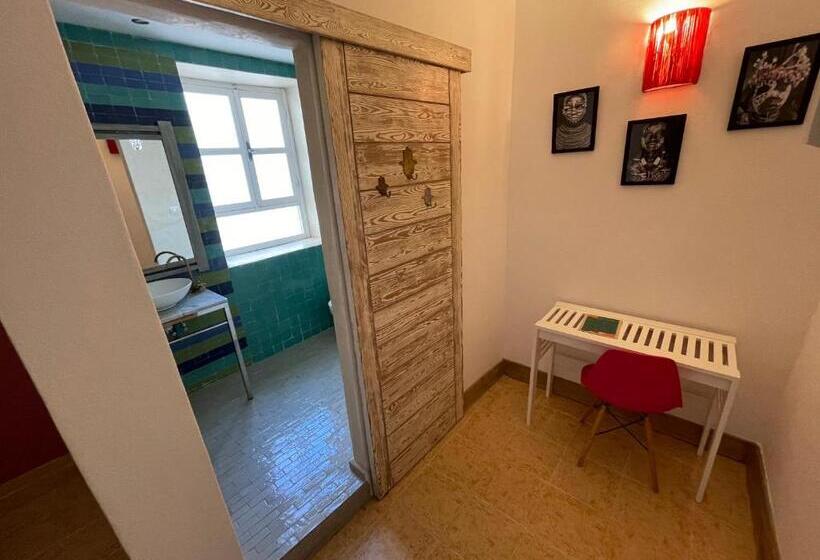 اتاق استاندارد, Mama Souiri