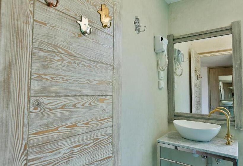 اتاق استاندارد, Mama Souiri