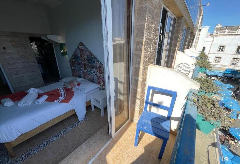 اتاق سوپریور, Mama Souiri