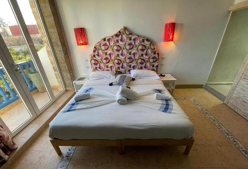 اتاق سوپریور, Mama Souiri