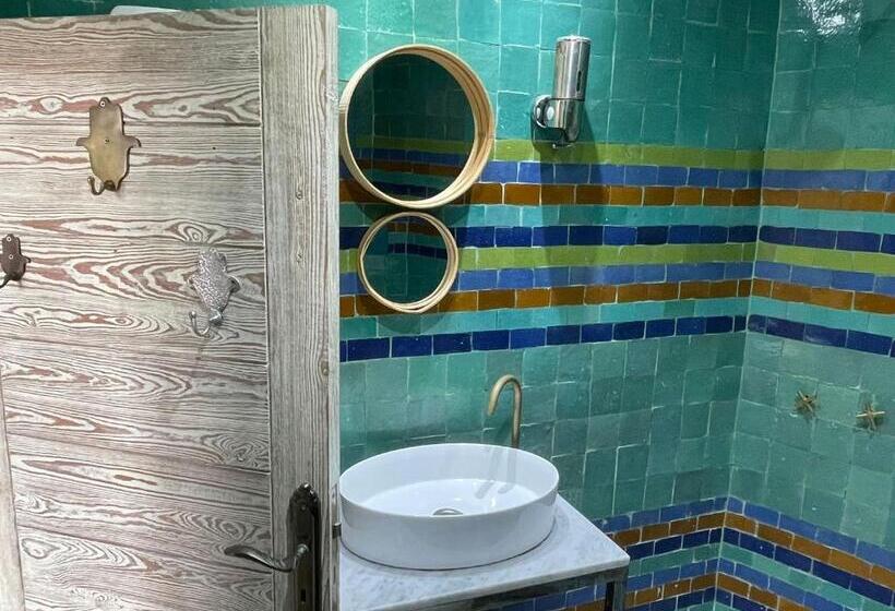 اتاق سوپریور, Mama Souiri