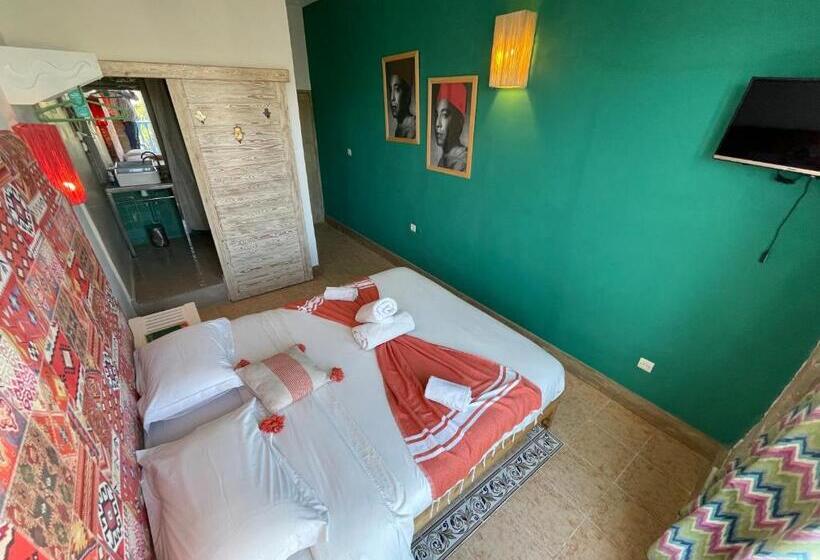 اتاق سوپریور, Mama Souiri