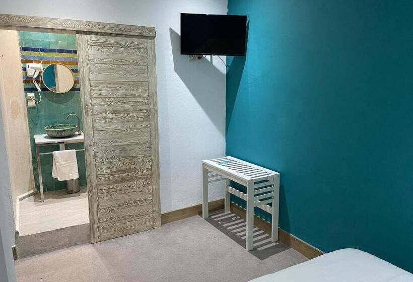 اتاق عادی, Mama Souiri