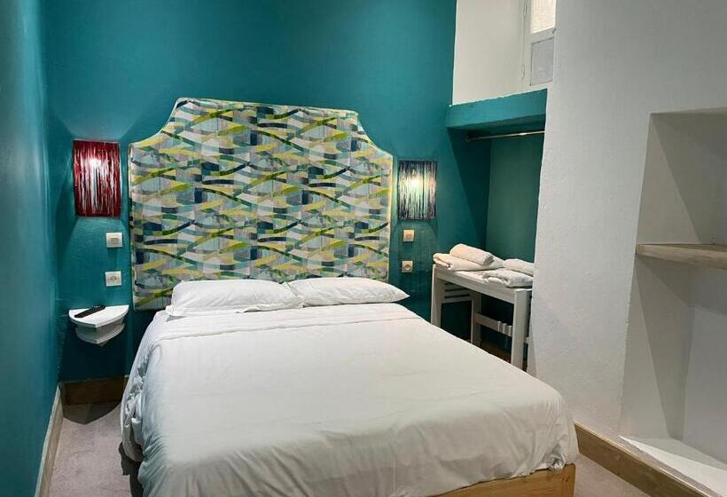 اتاق عادی, Mama Souiri