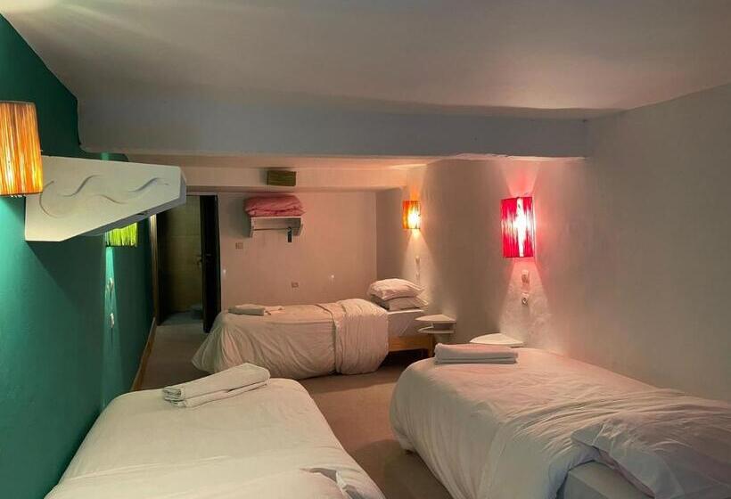 اتاق ساده سه نفره, Mama Souiri