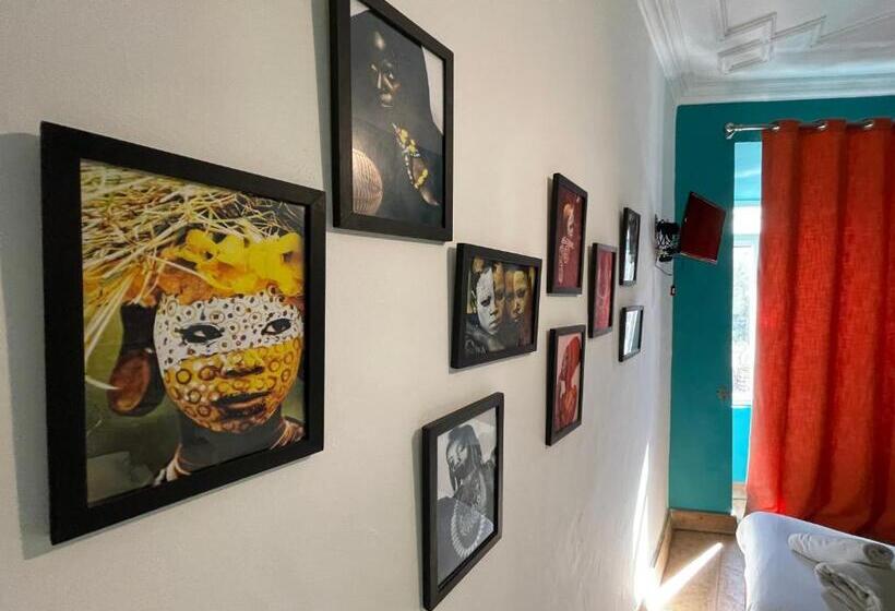 اتاق ساده سه نفره, Mama Souiri