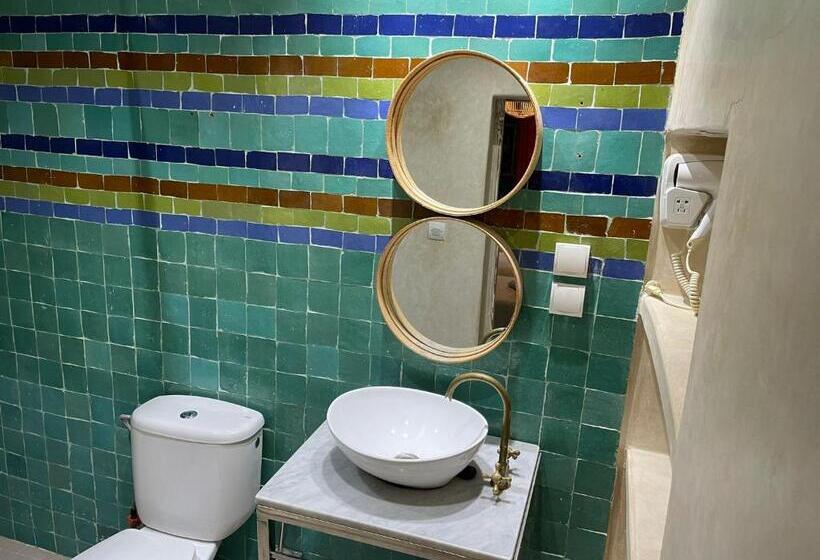 اتاق ساده سه نفره, Mama Souiri