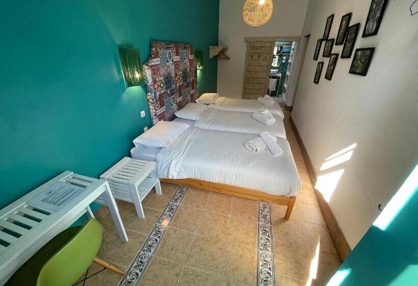 اتاق ساده سه نفره, Mama Souiri