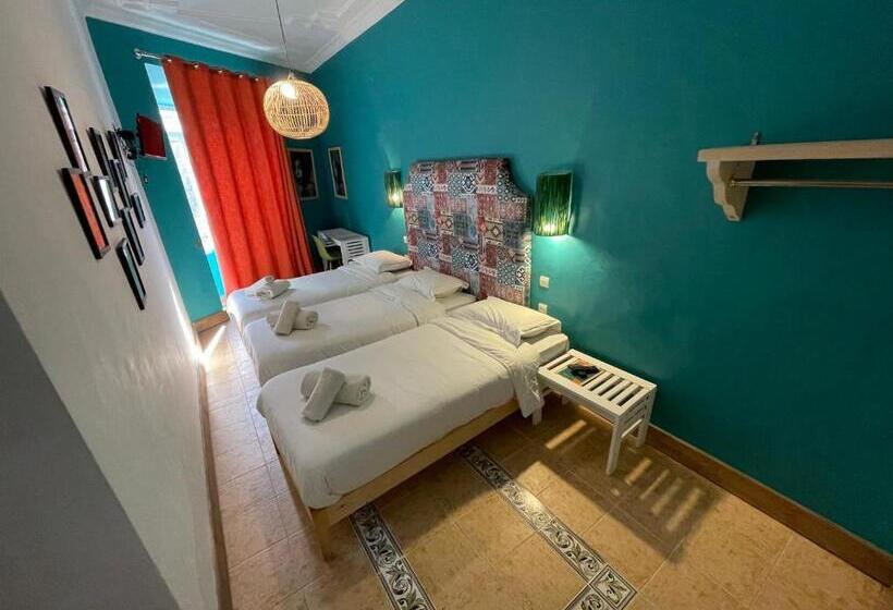 اتاق ساده سه نفره, Mama Souiri