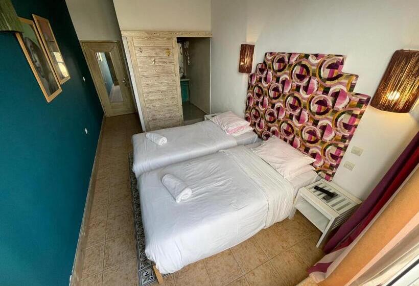 اتاق سوپریور با چشمانداز شهر, Mama Souiri