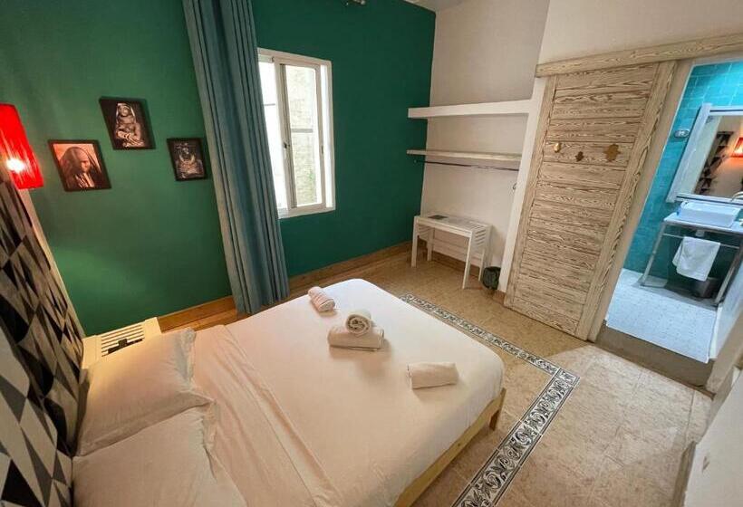 اتاق استاندارد, Mama Souiri