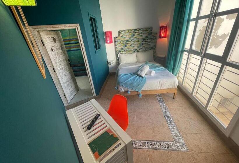 اتاق استاندارد, Mama Souiri