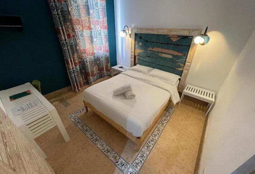 اتاق استاندارد, Mama Souiri