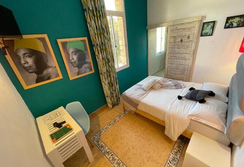 اتاق استاندارد, Mama Souiri