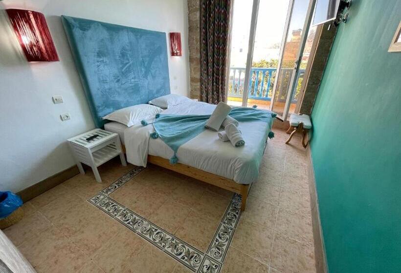 اتاق سوپریور, Mama Souiri