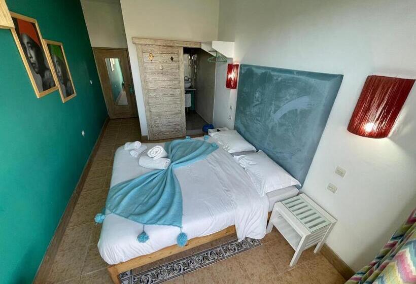 اتاق سوپریور, Mama Souiri