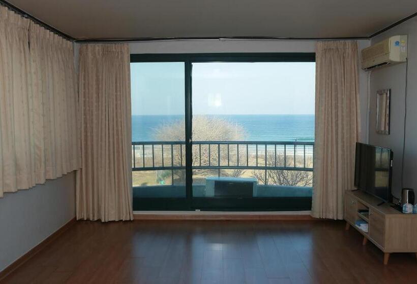 Quarto Familiar Vista Mar Lateral, Mangsang Beach Pension