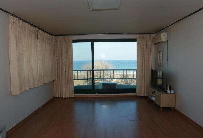 Quarto Familiar Vista Mar Lateral, Mangsang Beach Pension