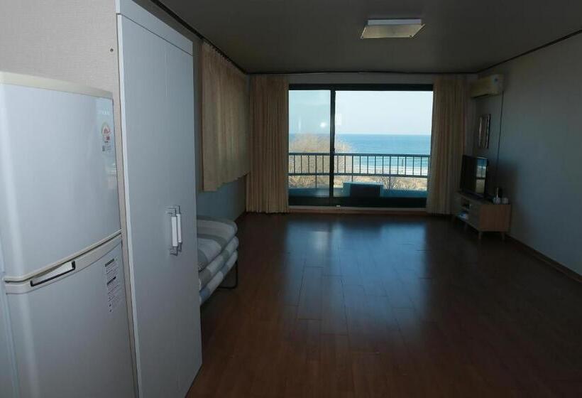 Семейный Номер Боковой Вид на Море, Mangsang Beach Pension